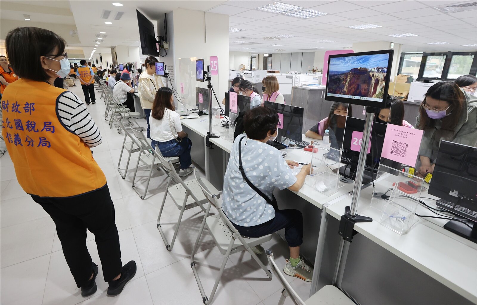 依《所得稅法》規定,綜所稅免稅額、標準扣除額、薪資所得及身心障礙特別扣除額、綜所稅課稅級距等,每遇消費者物價指數(CPI)較上次調整累計漲3%以上,按上漲程度調整。 聯合報系資料照