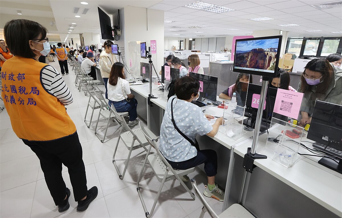 依《所得稅法》規定,綜所稅免稅額、標準扣除額、薪資所得及身心障礙特別扣除額、綜所稅課稅級距等,每遇消費者物價指數(CPI)較上次調整累計漲3%以上,按上漲程度調整。 聯合報系資料照