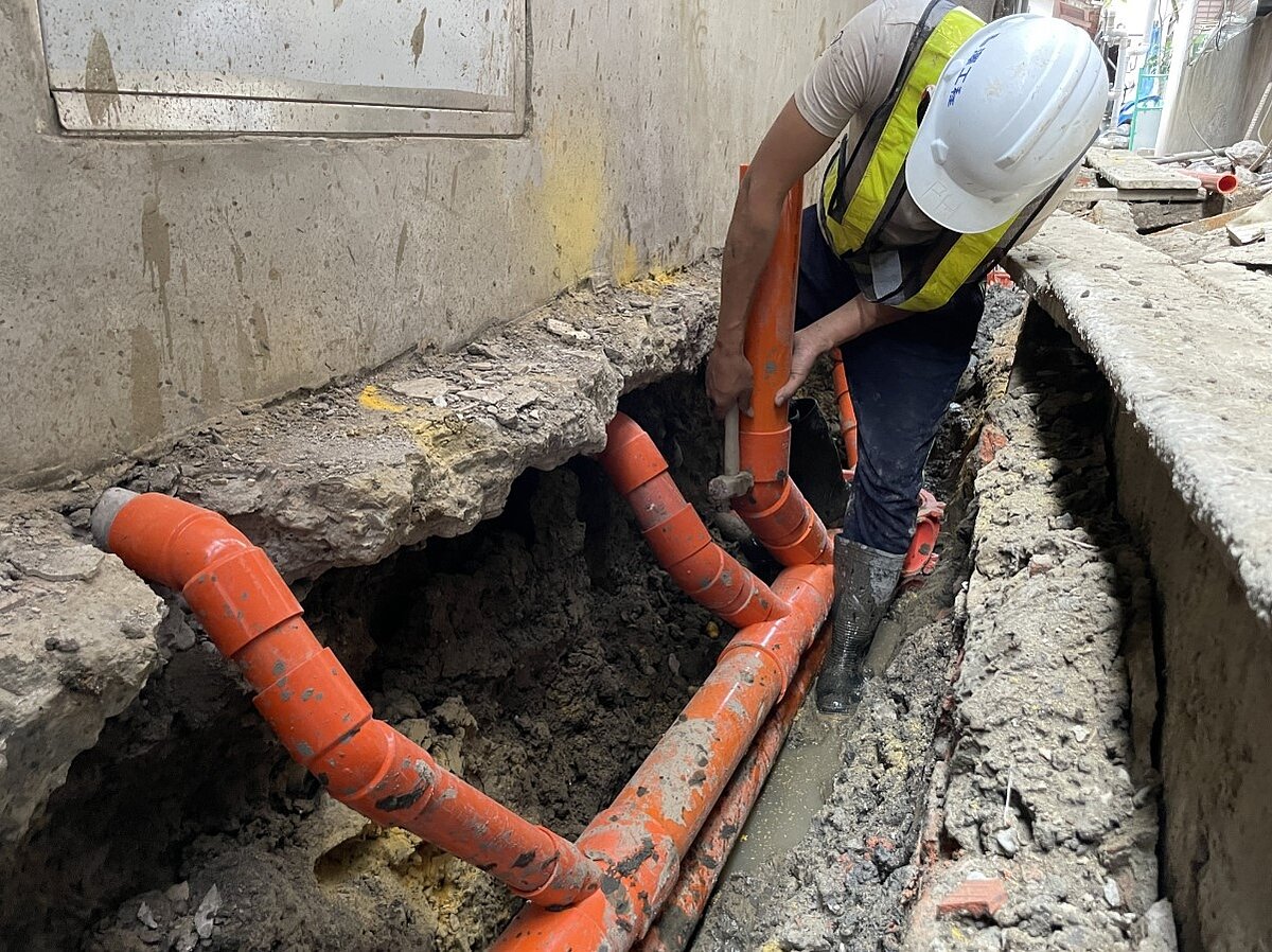 施工人員在後巷進行污水接管,將民眾排出的生活污水接入污水管線。圖/新北市水利局提供