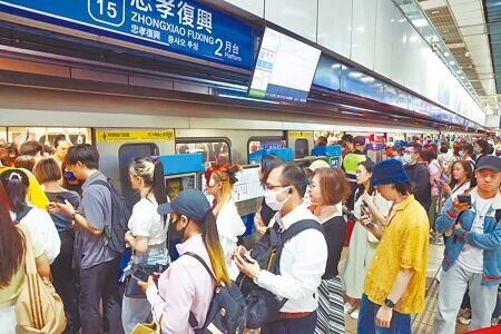 儘管捷運是民眾日常通勤的主要交通工具,地下月台卻是PM2.5暴露量最高的場所。圖為民眾搭乘台北捷運通勤情形。(鄧博仁攝)