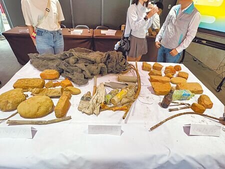 新竹市政府14日揭露,在清查新竹棒球場施工期間影片時,意外發現不該開挖的中外野土層被開挖,好的級配土去向不明,又再回填廢棄物。(王惠慧攝)