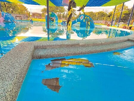花蓮暑期熱門親子戲水活動展開不到2天,幼幼池底部漆面出現大面積剝落,縣府緊急關閉水池整修。(羅亦攝)