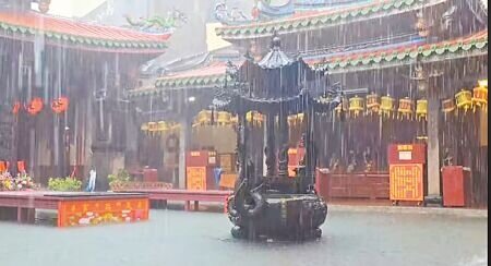 
鹿港天后宮8日受大雷雨影響淹水嚴重，天公爐、供桌都泡在水中。（本報資料照片）
