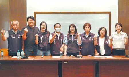 
嘉義縣國民黨、無黨籍多位議員14日站出來，除呼籲縣府放寬「住屋毀損救助金」認定標準、加碼補助受災戶外，應考慮停辦2026台灣燈會。（呂妍庭攝）
