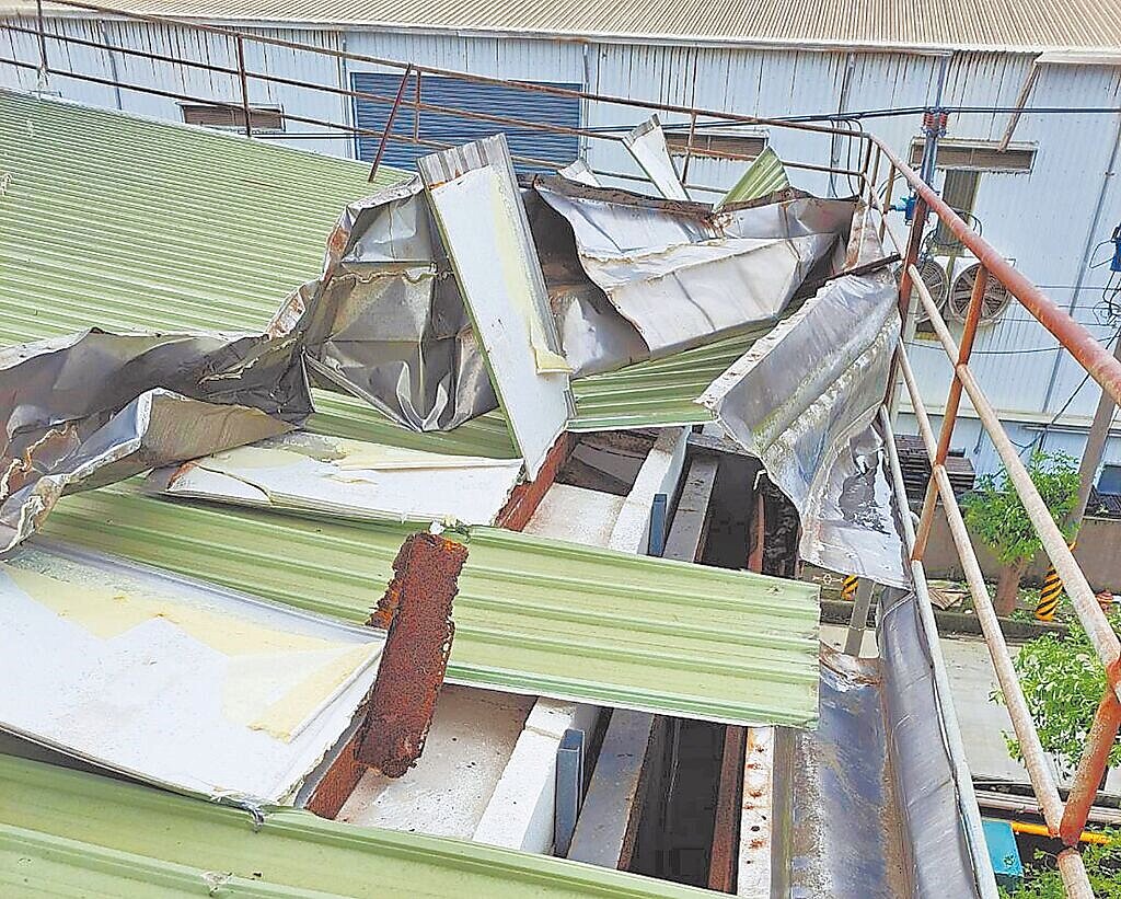 丹娜絲颱風重創嘉義，許多房屋、建物屋頂被吹翻、破損，瓦片、鐵皮消失、破洞，至今仍無法修繕。（台電提供／呂妍庭嘉義傳真）