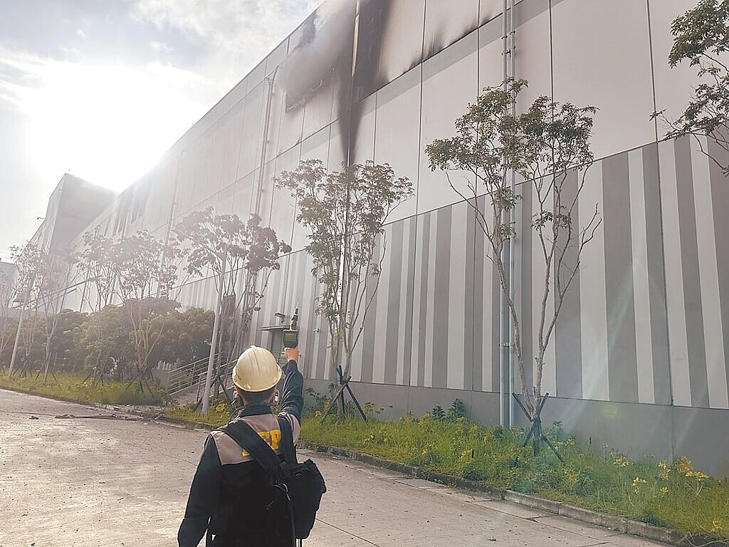 高雄小港區三元能源科技公司14日清晨5時許發生火警,高市府環保局立即派遣空汙小組到場偵測空品相關數值。圖/高市府環保局提供