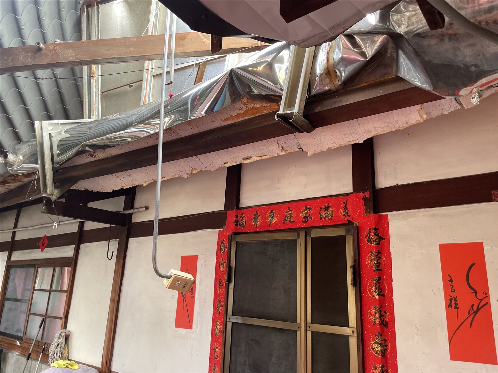 白河永安里一名70多歲獨居長者的住家屋頂幾乎都被掀翻,鐵片直接砸落在房子內,但苦苦等了一個禮拜,還是等不到重機具來幫忙處理。記者萬于甄/攝影