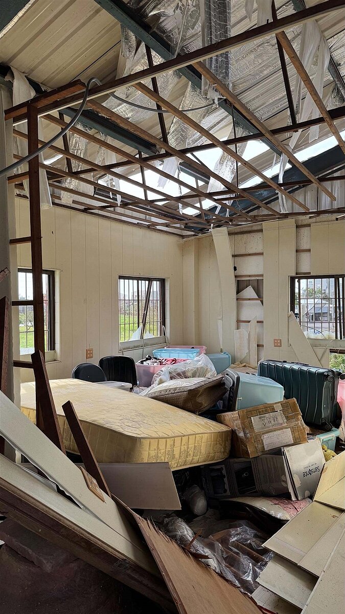 在台北工作的徐姓男子一回到北門老家,只見屋裡屋外一片狼藉,屋頂被強風吹壞,下雨屋內就嚴重積水,屋損嚴重。圖/徐姓男子授權提供