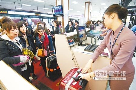 卡友出國有福了,發卡行強打紅利點數可兌換機票,民眾出國可省下一筆旅費預算。圖/本報資料照片