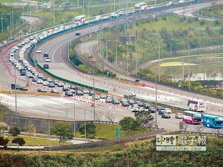 解決民怨林聰賢認為,交通建設最需要中央的協助,雪隧塞車負面印象的累積,將不利於宜蘭,圖為國道5號塞車時車流回堵的狀況。(李忠一攝)