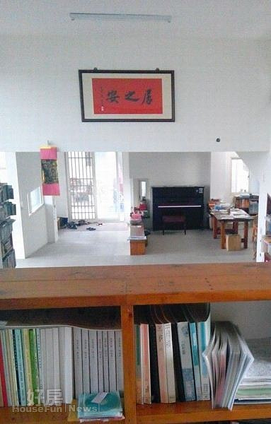 6.從二樓往下看,門口的右邊有架鋼琴,鋼琴旁的書桌是吳晟的寫作空間。