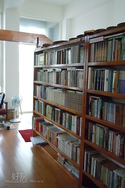 7.各式各樣的書籍分門別類,是吳晟花了兩個多月自己親手上架的。