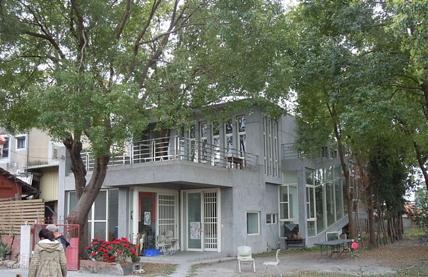 1.蓋在樟樹林裡的兩層樓書屋,有學子形容它像艘沒有船首的渡輪。