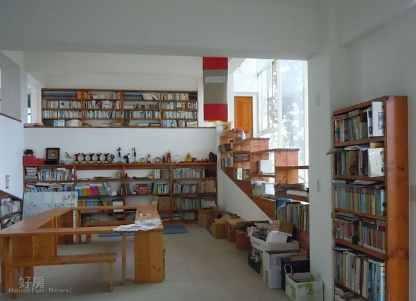 3.層架上擺放著吳晟在教育崗位上得到的獎座,還有子女們的創作。