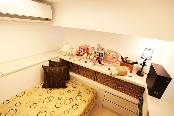 3.床頭擺放著收藏的各式可愛公仔。