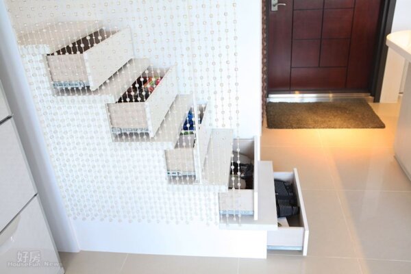 
4.小空間也要好好運用，連樓梯都能變收納空間。