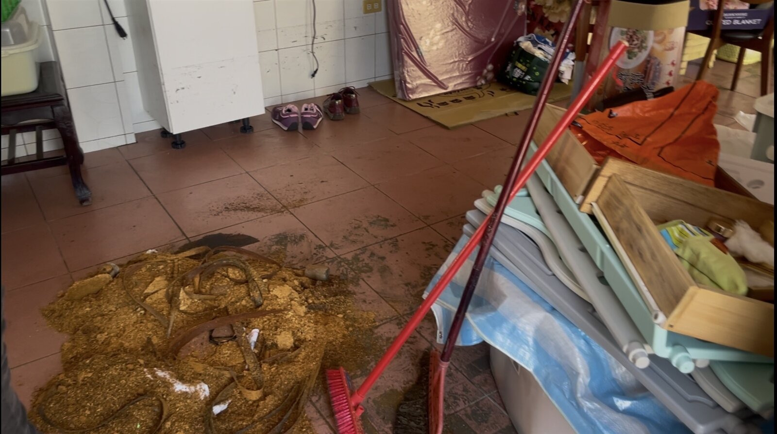 台北市藥師公會常務理事兼發言人、開業藥師王明媛說,藥品應保存在陰涼、乾燥的場所,但若颱風過後,藥品受潮或高溫曝曬,均可能產生變質,建議應直接丟棄,避免吃進變質的藥品。本報資料照片