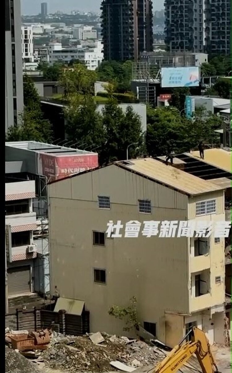 施工人員在屋頂作業，但工人未戴安全帽，也沒有安全繫繩，一不踩穩恐發生意外。圖／擷取自社會事新聞影音