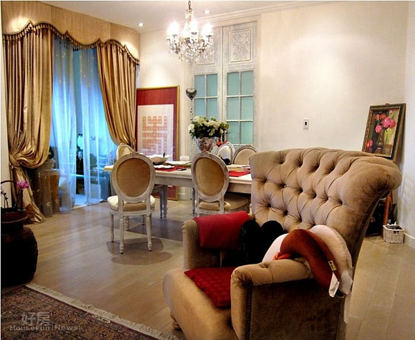 4.餐桌是這間廳堂裡最精華之處,桌上的擺設反映了主人的講究。