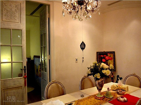 6.桌旁的那扇推門來自上海法租界的老建築,為這間寓所增加不少情調。