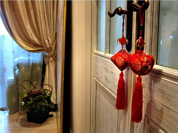 7.紅色裝飾物出現在住所的各處。