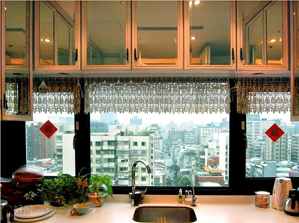 8.美好的景觀與室內設計造就了這間高水平的廚房。