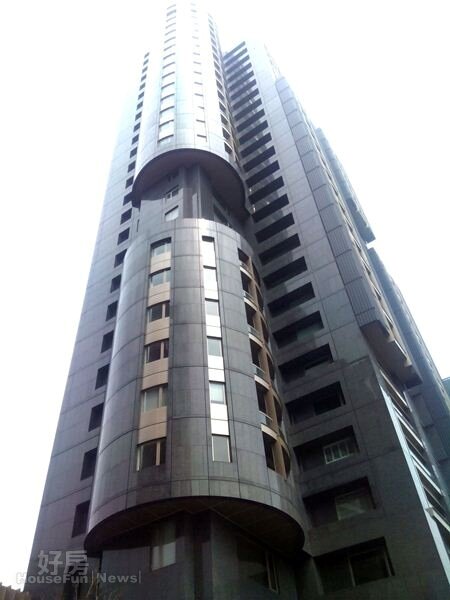1.樓高29層的「勤美璞真」，大樓圓弧形造型深具時尚感。