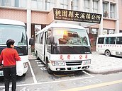 搭鎮民公車看燈會　大溪鎮長挨批