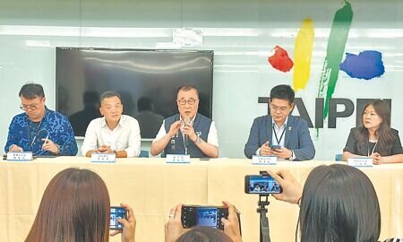 內政部14日透過新聞稿回應,台北市政府轉移北投士林科技園區地上權一事,市府可自行修訂辦法專案處理。台北市副市長李四川(中)15日指出,將在2個月內修訂辦法。(丁上程攝)