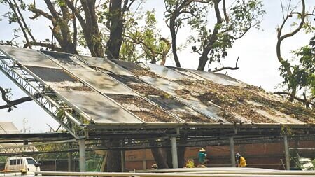 衛福部台南教養院一處太陽能板幾乎被颱風摧毀。(程炳璋攝)