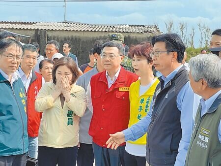 行政院長卓榮泰(前排左三)15日下午前往台南市將軍區青鯤鯓視察災情。(洪榮志攝)