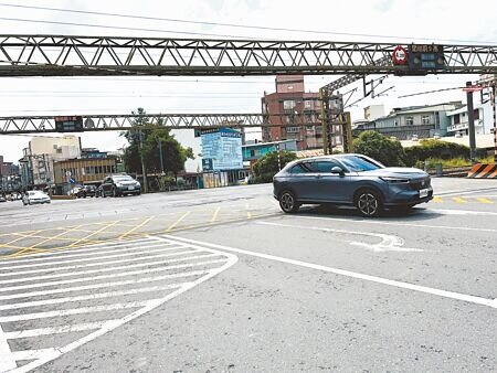 宜蘭縣務會議15日報告「宜蘭至羅東鐵路高架化計畫」,縣府交通處說明,鐵道局5月已將綜合規畫報告書修訂版送交通部審議,雖遭退回要求補正,縣府仍將全力配合,力拚今年底前報請行政院核定。(吳佩蓉攝)