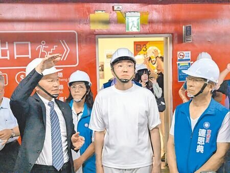 
基隆市東岸地下停車場自即日起展開整修，基隆市長謝國樑（前中）15日在微風廣場總經理高銘頂（前左）陪同下視察停車場現況。（張志康攝）
