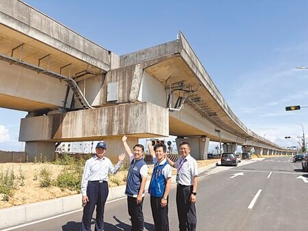 桃園市議員徐其萬(右二)15日邀捷運工程局長劉慶豐(左一)及立委涂權吉(左二)會勘,盼加速推動捷運「大園觀音線」。(廖姮玥攝)