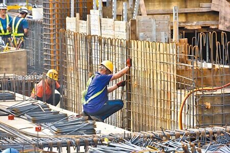 公共工程賺錢不易,為提升獲利能力,營造廠紛紛投入房地產、危老都更等開發。圖∕本報資料照片