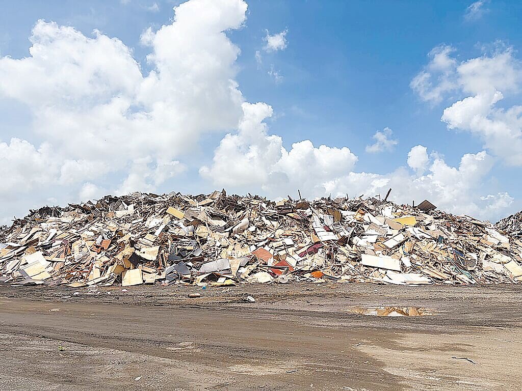丹娜絲過後,台南單日垃圾清運量都上看千噸,掩埋場堆積如山。圖/台南市環保局提供