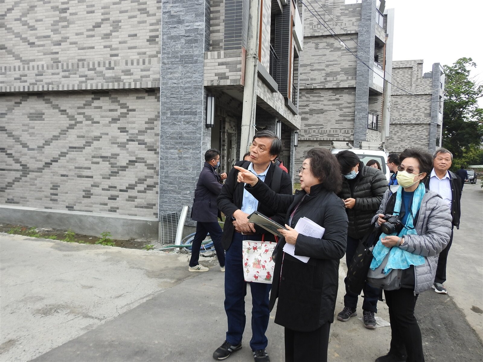 南投市一處建地疑發現清代牛運堀窯遺址仍遭開發，監委范巽綠（前排中）曾現勘調查，監察院前天糾正縣府。本報資料照片 
