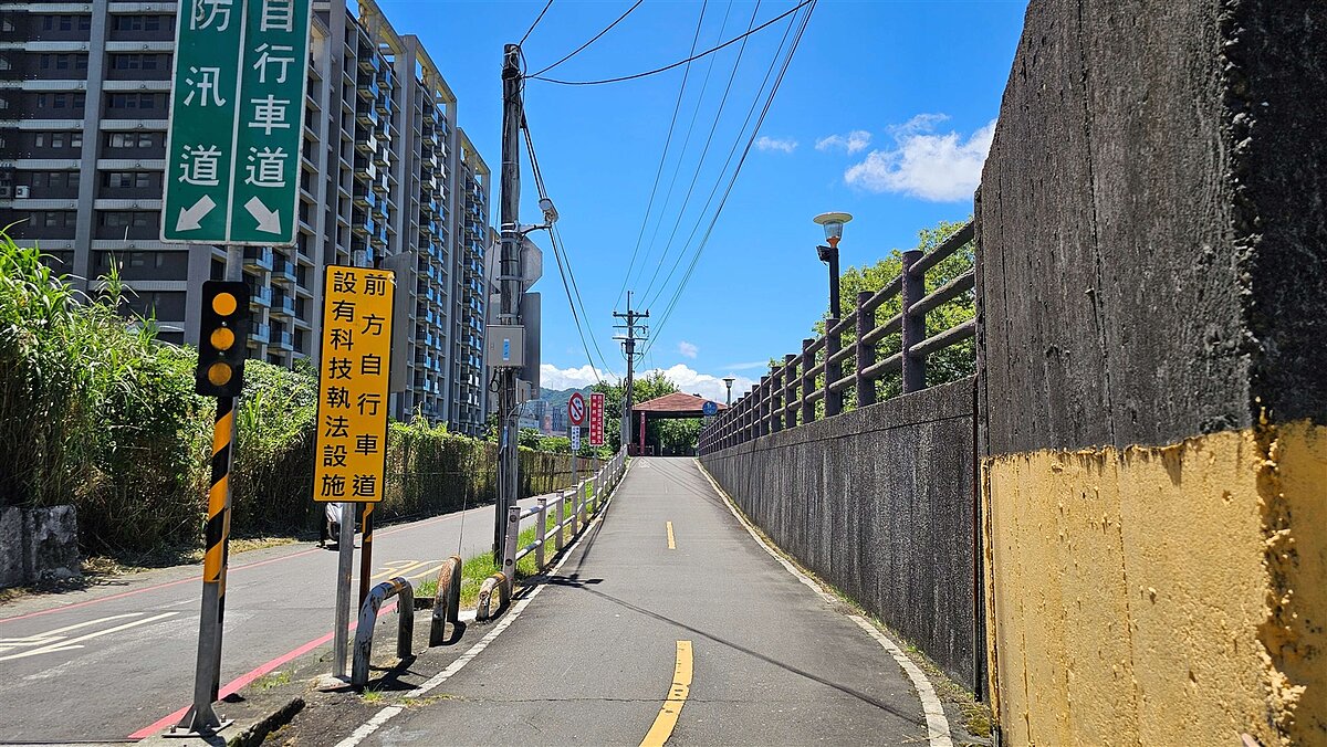 汐止草濫溪抽水站旁自行車道。圖/新北交通局提供