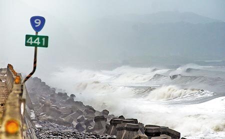 
　防患未然▲受到天秤颱風外圍環流影響，昨天海面陣陣長浪，不斷衝擊南迴公路。（黃力勉攝）
 