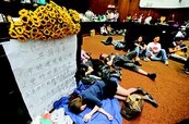學生反服貿第二天　國會殿堂全面淪陷