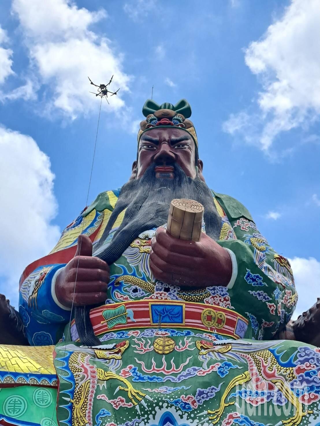 關公是台灣人民俗信仰之一,命理師楊登嵙分享不適合祭祀關公的人,圖中為無人機清洗新竹市普天宮的120公尺高關公神像。示意圖/本報資料照