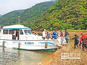 石碇永安居民　坐船去掃墓