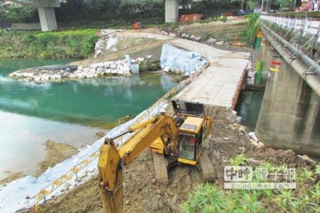 暖江橋即將封閉改建,正進行施工便道。(張謙俊攝)