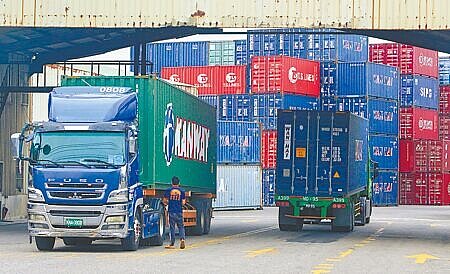 台灣企業最關注的台美對等關稅談判稅率還未出爐。圖為貨櫃場作業情形。(本報資料照片)