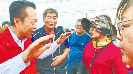 嘉義沿海區停電多日,養殖戶靠發電機苦撐,縣長翁章梁(左)11日勘災,漁民請求趕快復電。(廖素慧攝)