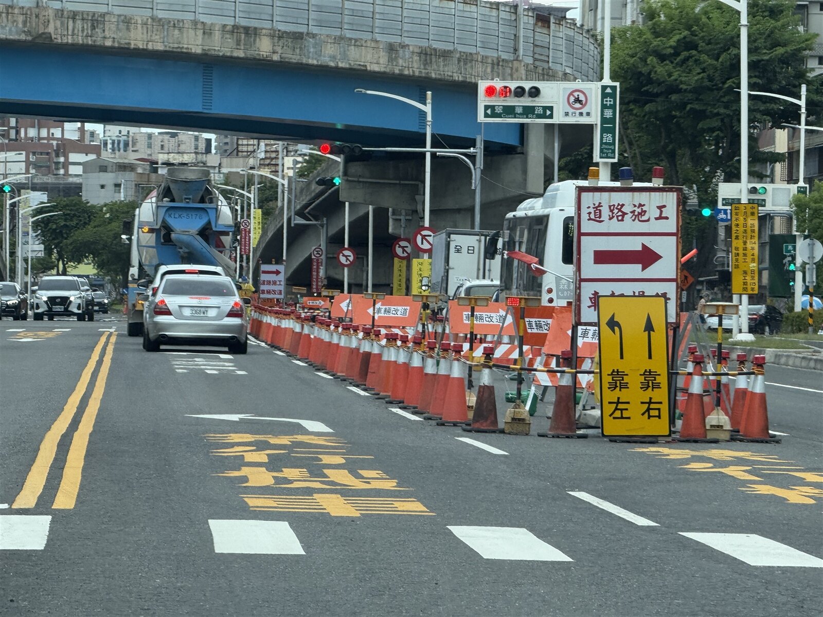 台電為配合台積電在高雄楠梓設廠及供電穩定性,5月在中華二路至翠華路「擋路開挖埋管」,除交通打結外,馬路看得出來施工前才剛重繪標線。記者石秀華/攝影