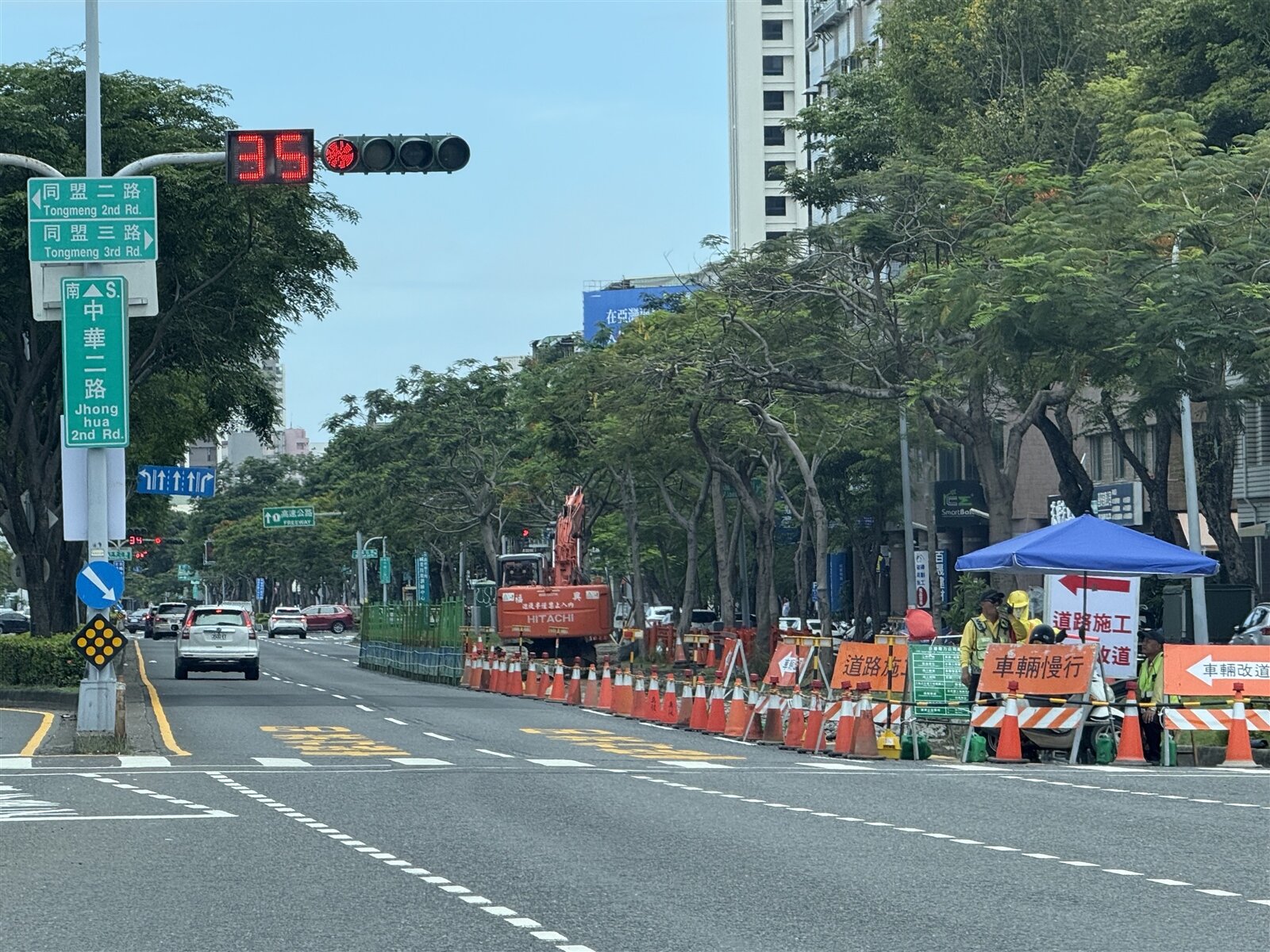 高市中華二路道路標線不清,記者捕捉到今年4月間施工工人在路口重新繪製標線,但1個月後,台電就在重繪標線處圍籬進行施工。記者石秀華/攝影