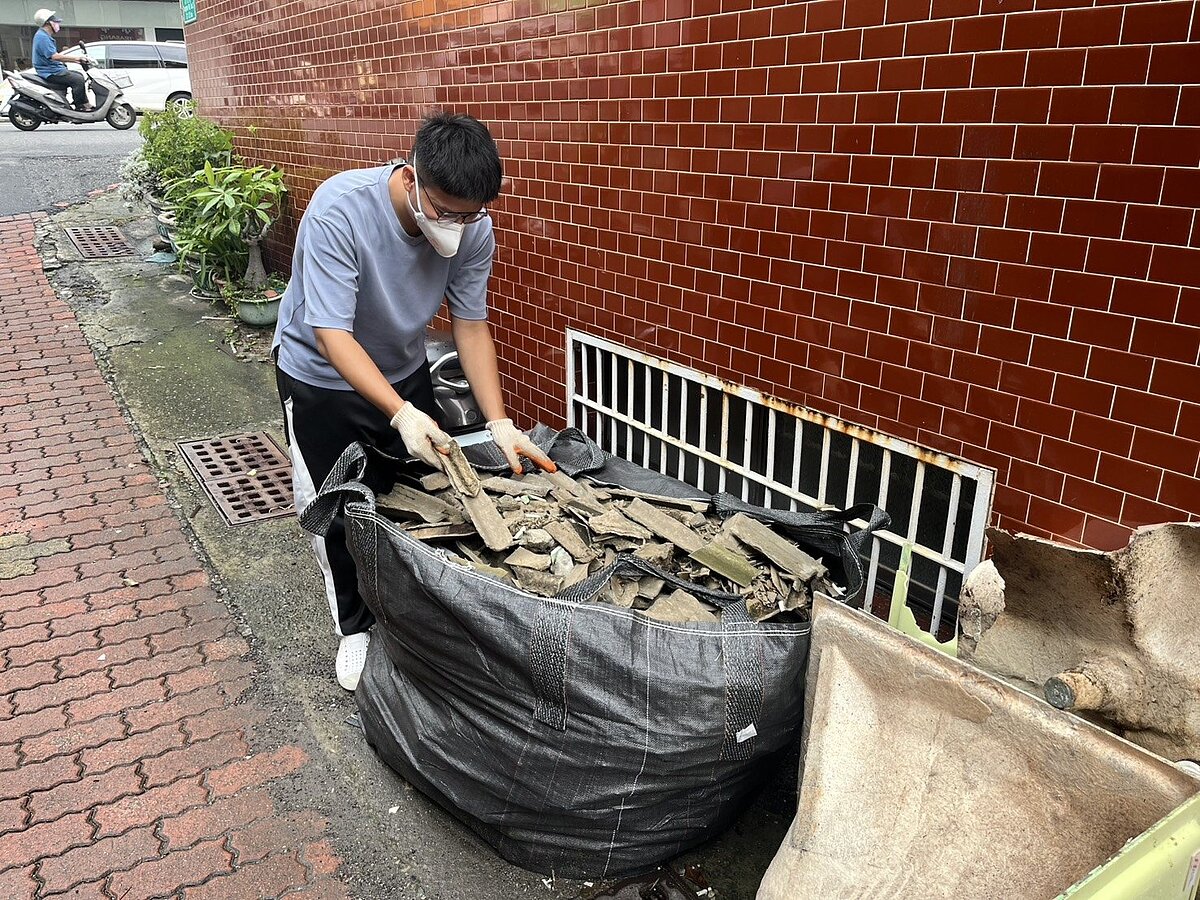 丹娜絲颱風重創台南，許多房子屋頂被掀，環保局提醒石綿建材處理注意事項。圖／南市環保局提供
