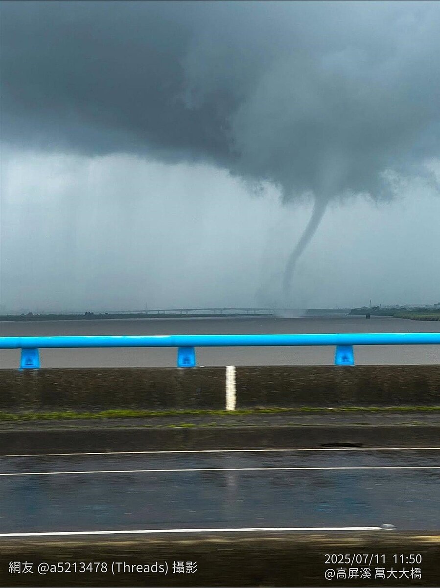 Threads社群平台網友「@a5213478」11日上午11時50分,在屏東往高雄的萬大橋上拍攝到龍捲風,可見其有觸地、揚起地表沙塵的現象。圖/取自「報天氣-中央氣象署」臉書粉專