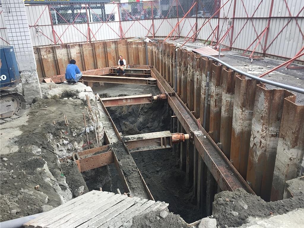 台南市北區一處加油站,2003年地下儲油設備洩漏,汙染土壤與地下水,進行開挖整治,經過20多年終於完成。(台南市環保局提供/郭良傑台南傳真)